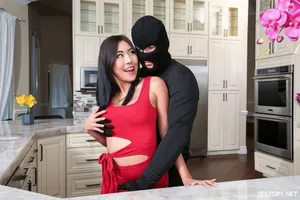 Thấy bố chịch má kế mãi không có thai, cậu con trai ra tay giúp đỡ