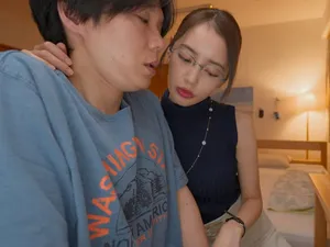 Cho cặp đôi cắm sừng dùng SPA và nhét nước trắng vào, ông chồng quay video