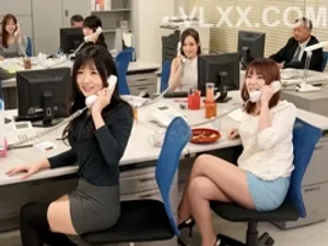 Anh trai thường xuyên đi làm về khuya, thằng em ở nhà gạ đụ bạn gái của anh trai cô đơn